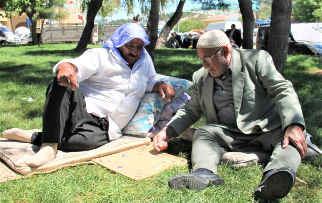 4 bin yıllık zeka oyununu Şanlıurfa’da ihtiyarlar yaşatıyor