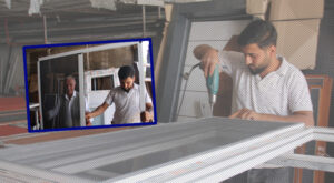 Şanlıurfa’da Sıcaklık onlara yaradı, vatandaş çareyi sineklik taktırmakta buldu