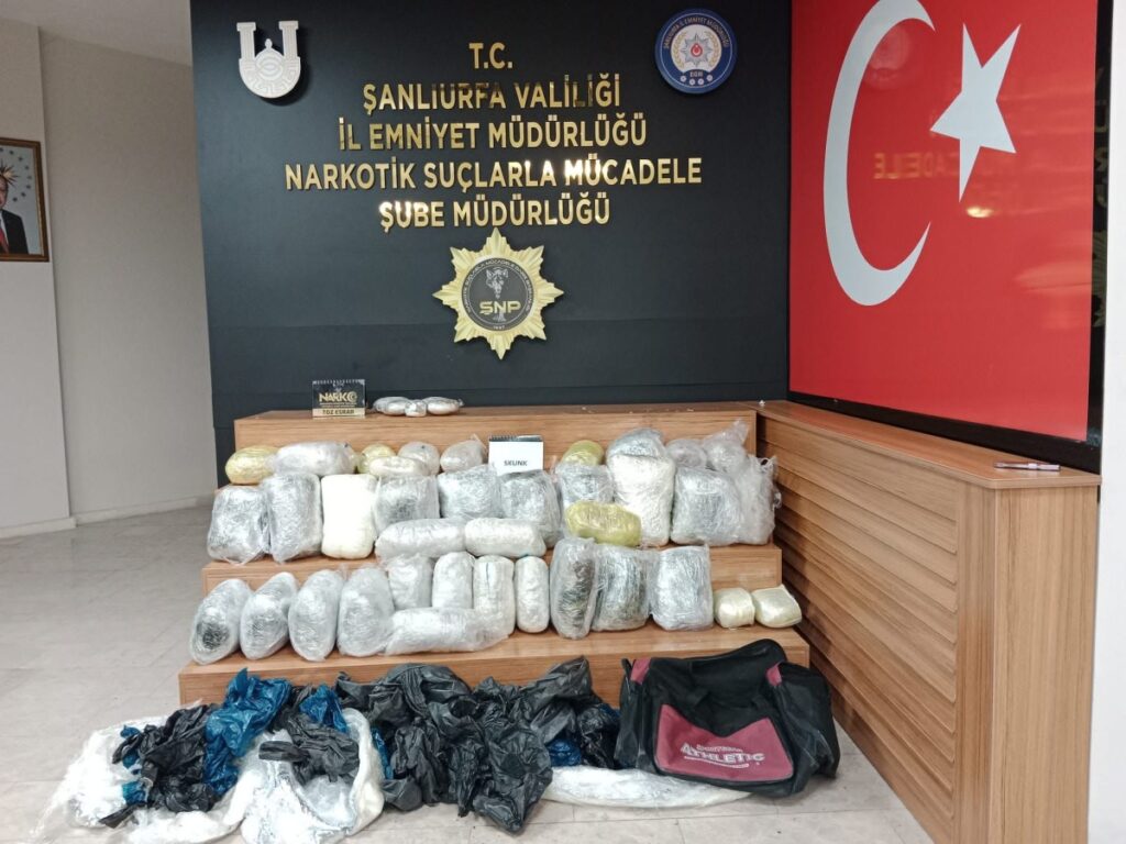 Şanlıurfa’da iki araçta yapılan aramada 45 kilogram skunk maddesi çıktı!