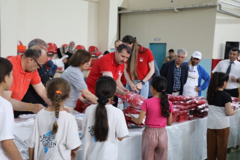 Şanlıurfa’da öğrencilere spor malzemesi dağıtıldı