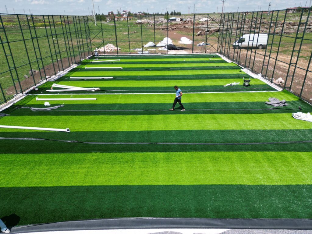 Siverek’te 15 kırsal mahalleye halı saha kazandırılıyor