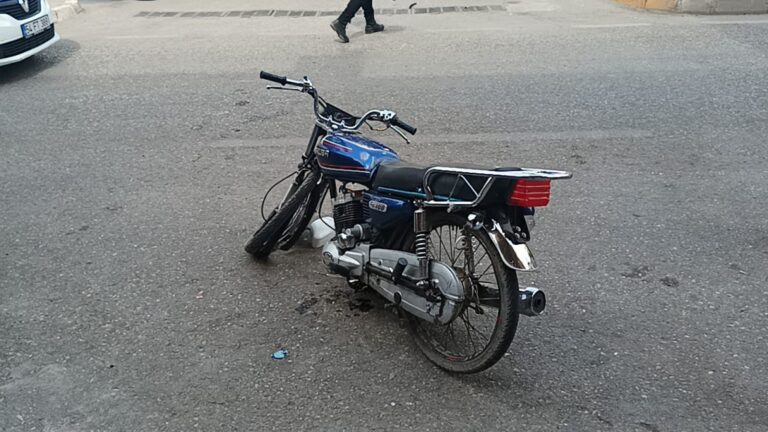 Şanlıurfa’da ters yönden gelen motosiklet ile otomobil çarpıştı