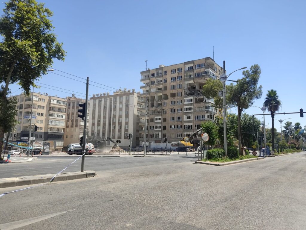 Şanlıurfa’da hasar gören binalar kontrollü şekilde yıkılıyor
