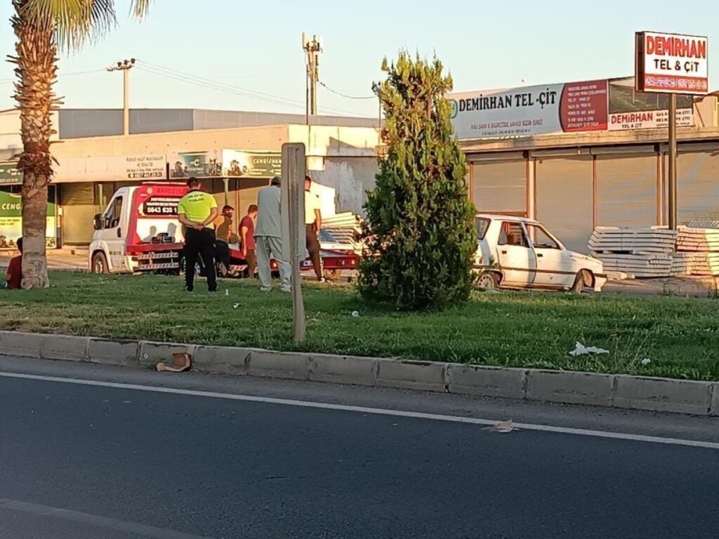 Şanlıurfa’da otomobil refüjü aşıp karşı yola geçti: 2 yaralı