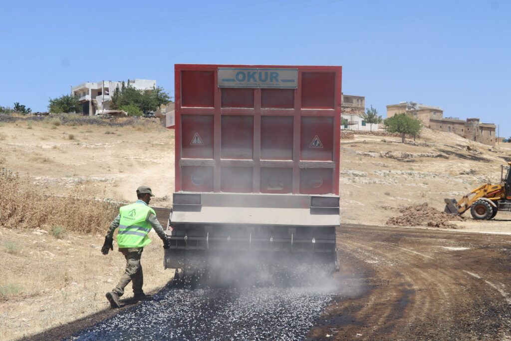 Karaköprü kırsalında yollar sathi kaplamayla yenileniyor