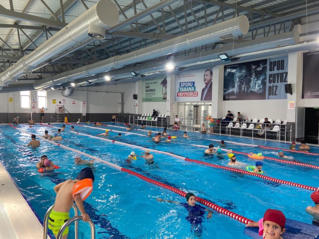 Karaköprü’de takdir ve teşekkür alan öğrencilere havuz bedava olacak