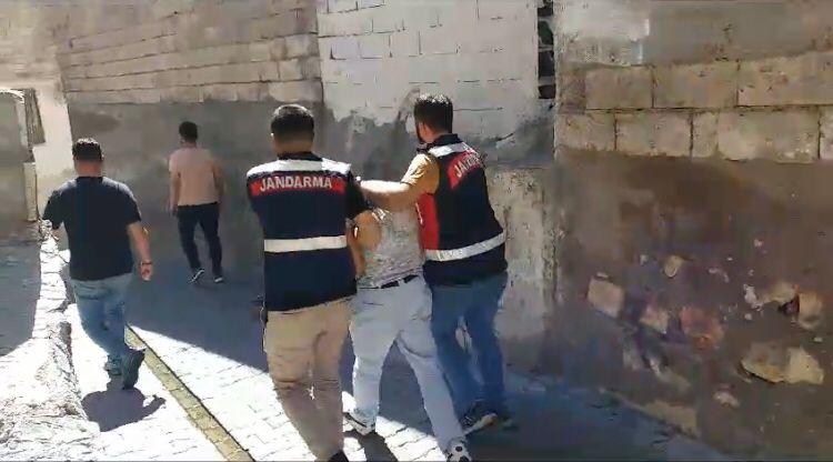 Şanlıurfa’da aranan firari şahıs saklandığı yerde yakalandı