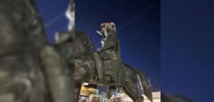 Şanlıurfa’da Atatürk heykeline çıkan şahıs gözaltına alındı!