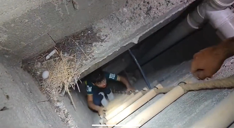 Şanlıurfa’da havalandırma boşluğuna düşen çocuğu itfaiye kurtardı