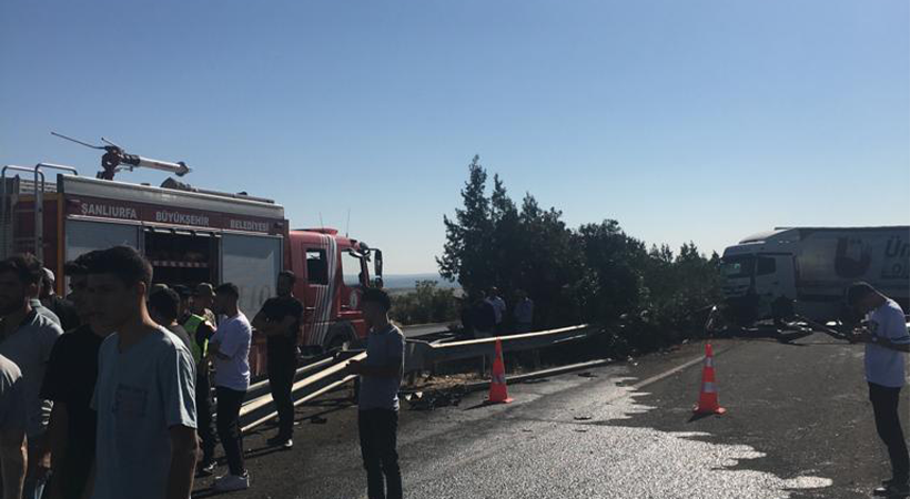 Şanlıurfa’da kaza geçiren demir yüklü TIR yolu trafiğe kapattı