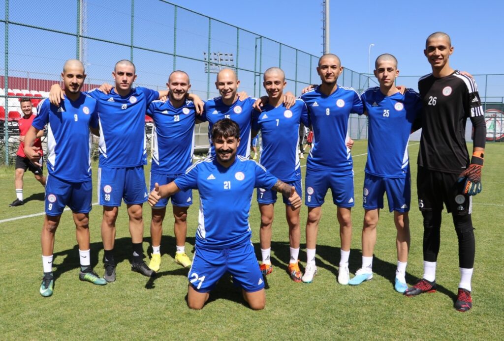 Deneyimli futbolcular gençlerin saçlarını sıfıra vurdu