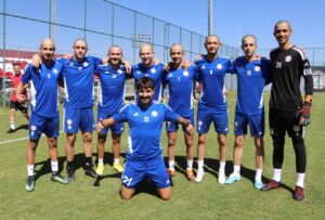 Deneyimli futbolcular gençlerin saçlarını sıfıra vurdu