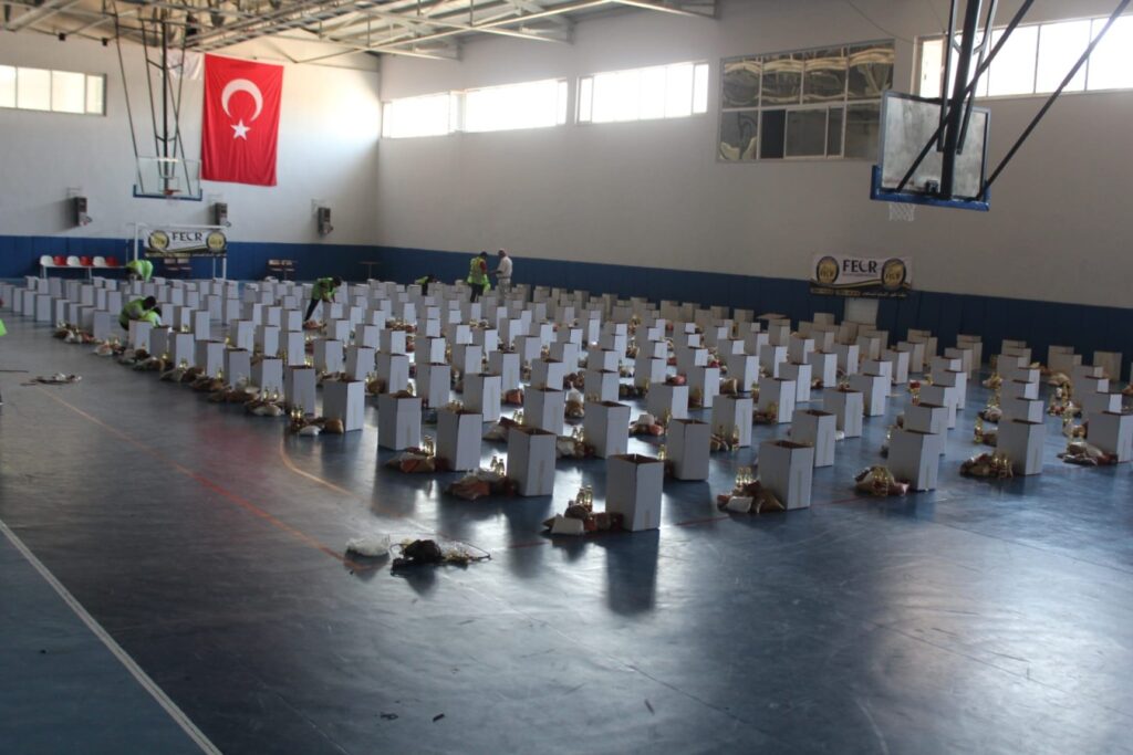 Akçakale’de 300 aileye gıda yardımı yapıldı
