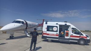 Ambulans uçak Şanlıurfa’dan hasta bebekler için havalandı