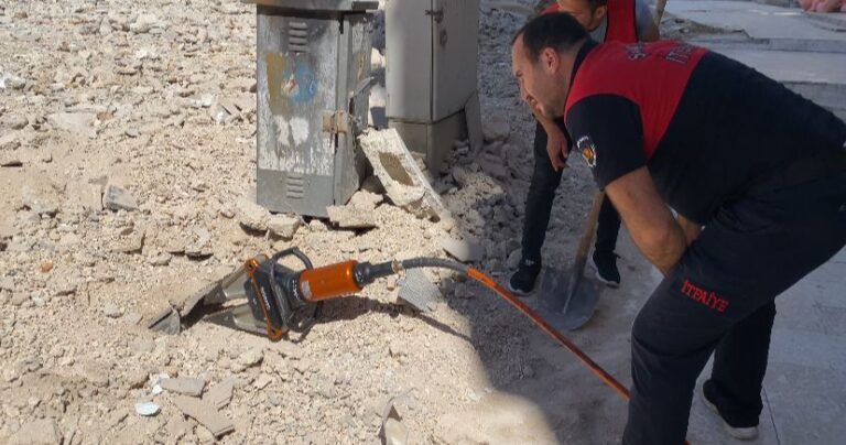 Haliliye’de yıkılan binanın enkazında kalan kediyi itfaiye kurtardı