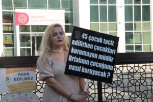 Şanlıurfa’da İl Milli Eğitim Müdürü değişsin diye tek başına eylem yapıyor