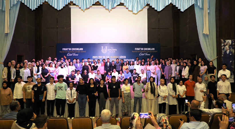 Şanlıurfa Valiliği YKS’de başarılı olan öğrencilere ödül verdi