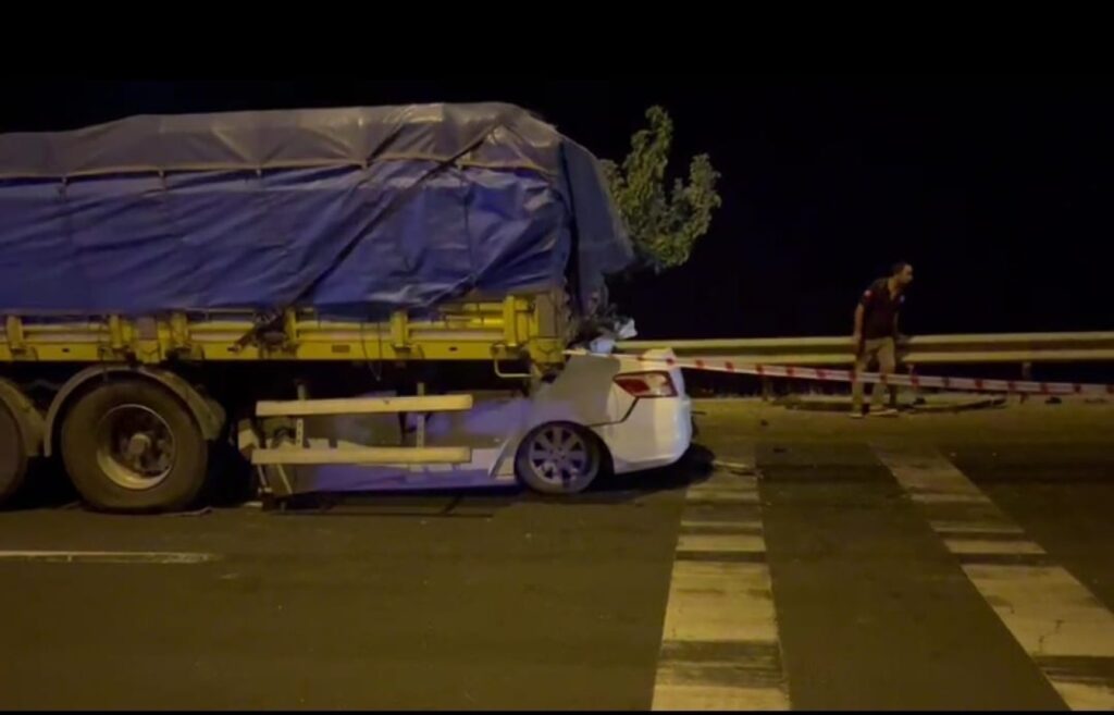 Şanlıurfa’da otomobil TIR’ın altına girdi! 2 gençten acı haber…
