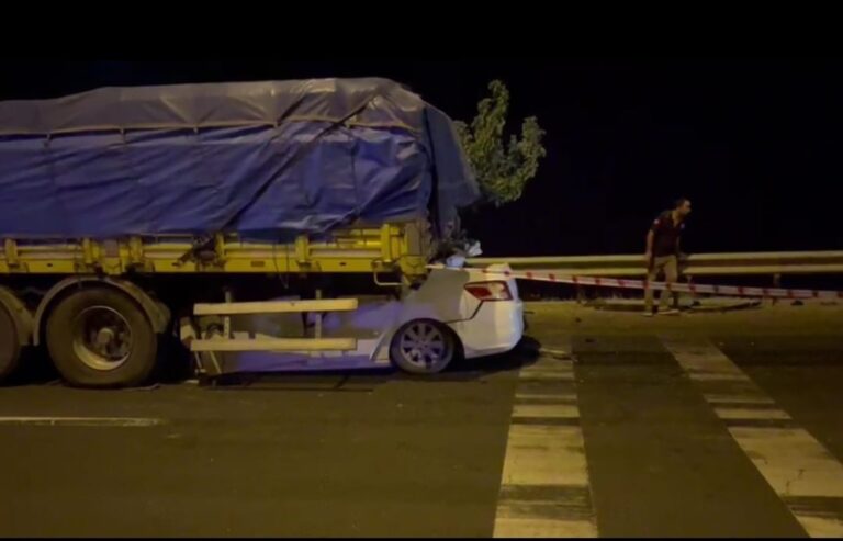 Şanlıurfa’da otomobil TIR’ın altına girdi! 2 gençten acı haber…