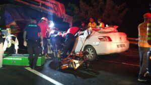 Şanlıurfa’da otomobil tırın altına girdi 2 ölü
