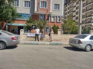 Şanlıurfa’da Bakan Yusuf Tekin’in toplantı yaptı bina önünde “şaibeli müdür” protestosu