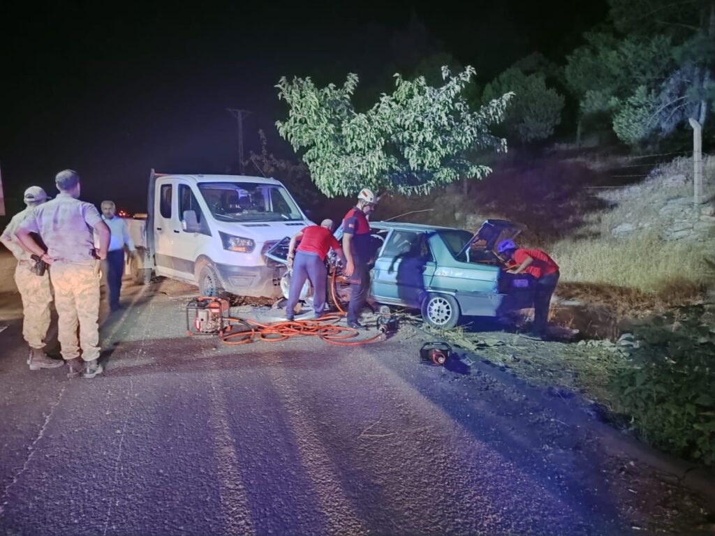 Şanlıurfa’da kazada araçta sıkışan sürücüyü itfaiye ekipleri kurtardı