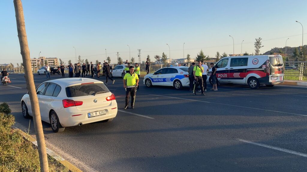 Şanlıurfa’da motosikletli yunus timi kamyona çarptı: 2 yaralı