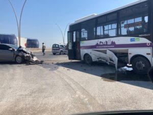 Şanlıurfa’da otomobil belediye otobüsüne çarptı! 2 yaralı