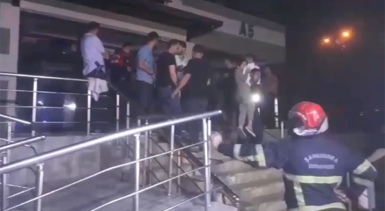 Şanlıurfa’da yangında mahsur kalan 15 kişi kurtarıldı