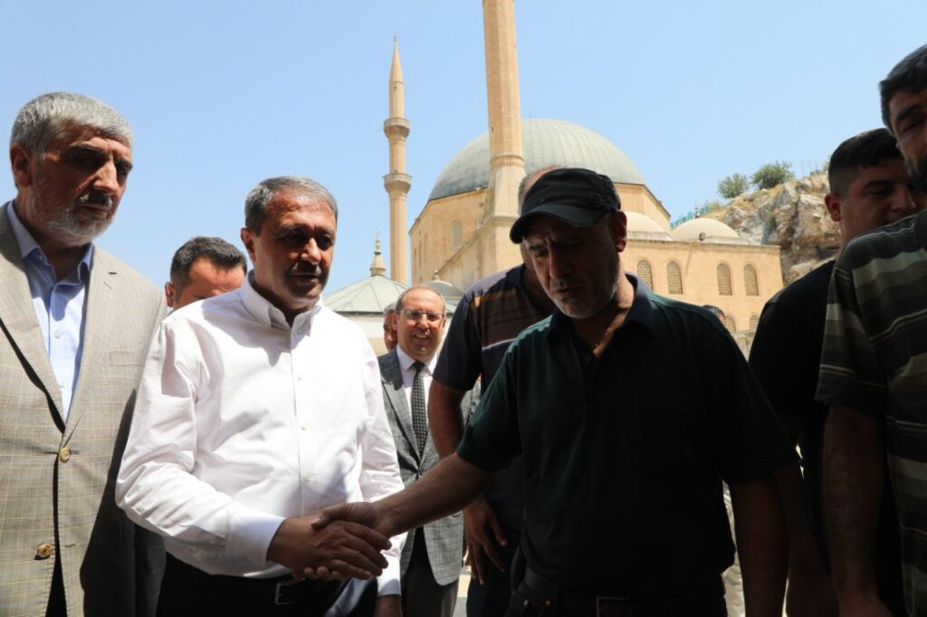 Şanlıurfa Valisi Şıldak cuma namazını Dergah Camii’nde kıldı
