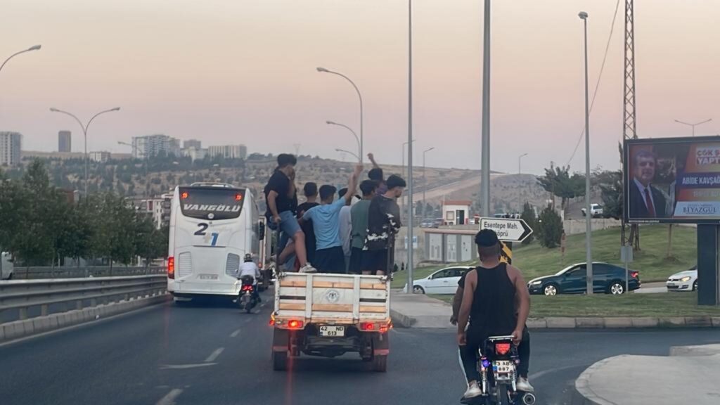 Tehlikeye aldırış etmediler: Şanlıurfa’da kamyonet kasasında asker uğurlaması