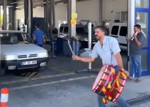 Aracı muayeneden geçen Şanlıurfalı kutlamayı davulla yaptı