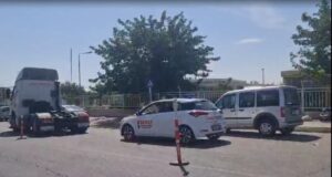 Şanlıurfa’da Ehliyet sınavları kentin en yoğun trafiğini yaşayan caddede yapılıyor