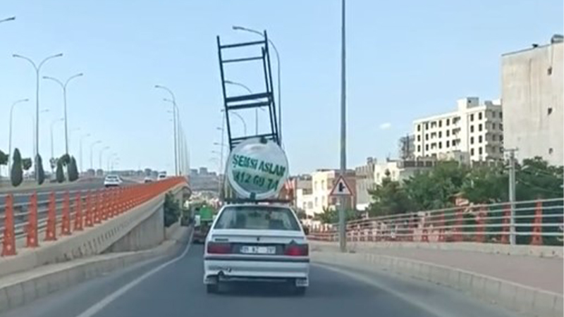 Şanlıurfa’da Güneş enerjisi taşıyan otomobil trafikte tehlike saçtı