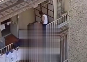 Şanlıurfa’da felçli hastaya balkonda şiddet!