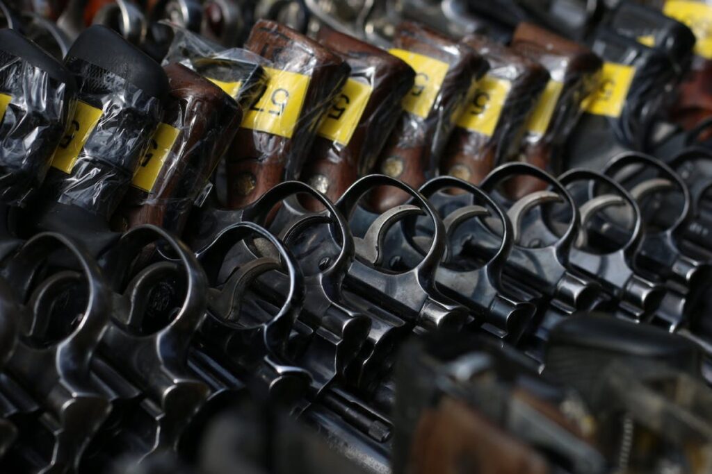 Şanlıurfa’da durdurulan araçta 16 ruhsatsız tabanca çıktı!