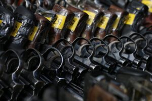 Şanlıurfa’da durdurulan araçta 16 ruhsatsız tabanca çıktı!