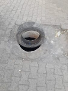 Şanlıurfa’da rögar çukuruna araç lastikli önlem