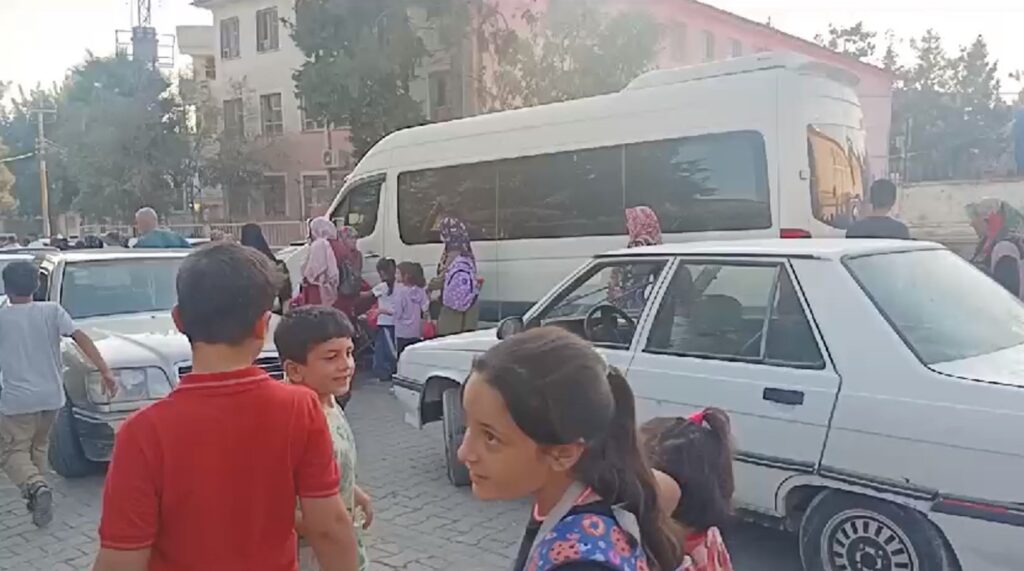 Şanlıurfa’da veliler okul çıkışı yaşanan araç ve öğrenci yoğunluğunun kazalara sebebiyet vermesinden endişeli