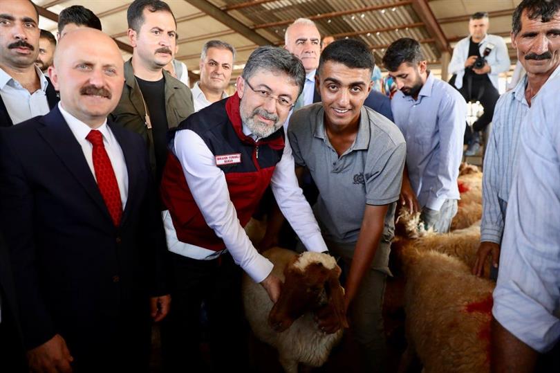 Depremden etkilenen illerde küçükbaş ve kanatlı hayvan ile arı dağıtımları tamamlandı