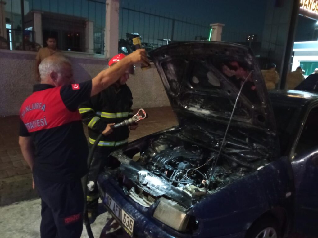 Şanlıurfa’da seyir halindeki araç alev alev yandı