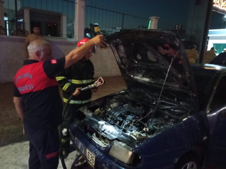 Şanlıurfa’da seyir halindeki araç alev alev yandı