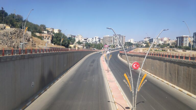 Şanlıurfa Diyarbakır karayolu kazı çalışmaları nedeniyle trafiğe kapatıldı