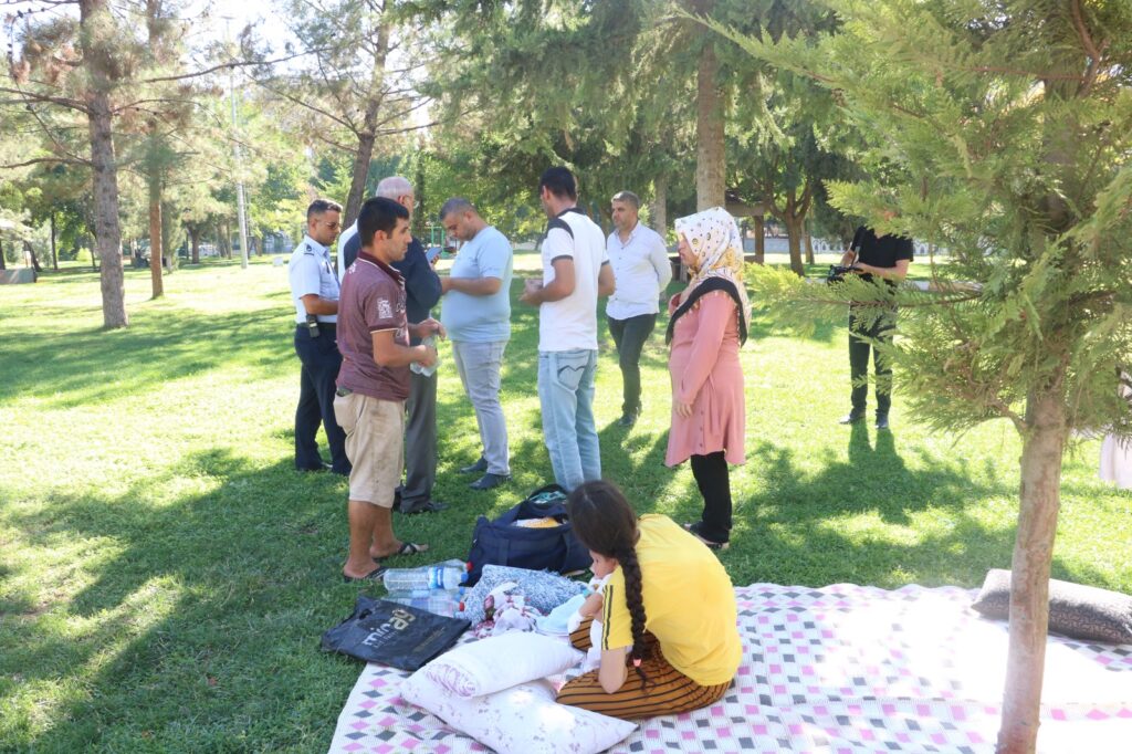 Şanlıurfa’da parkta kalan ailenin isteğini belediye geri çevirmedi