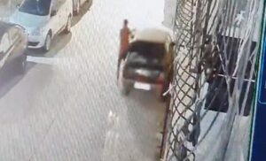 Şanlıurfa’da el freni çekilmeyen otomobilin kaza anı kamerada