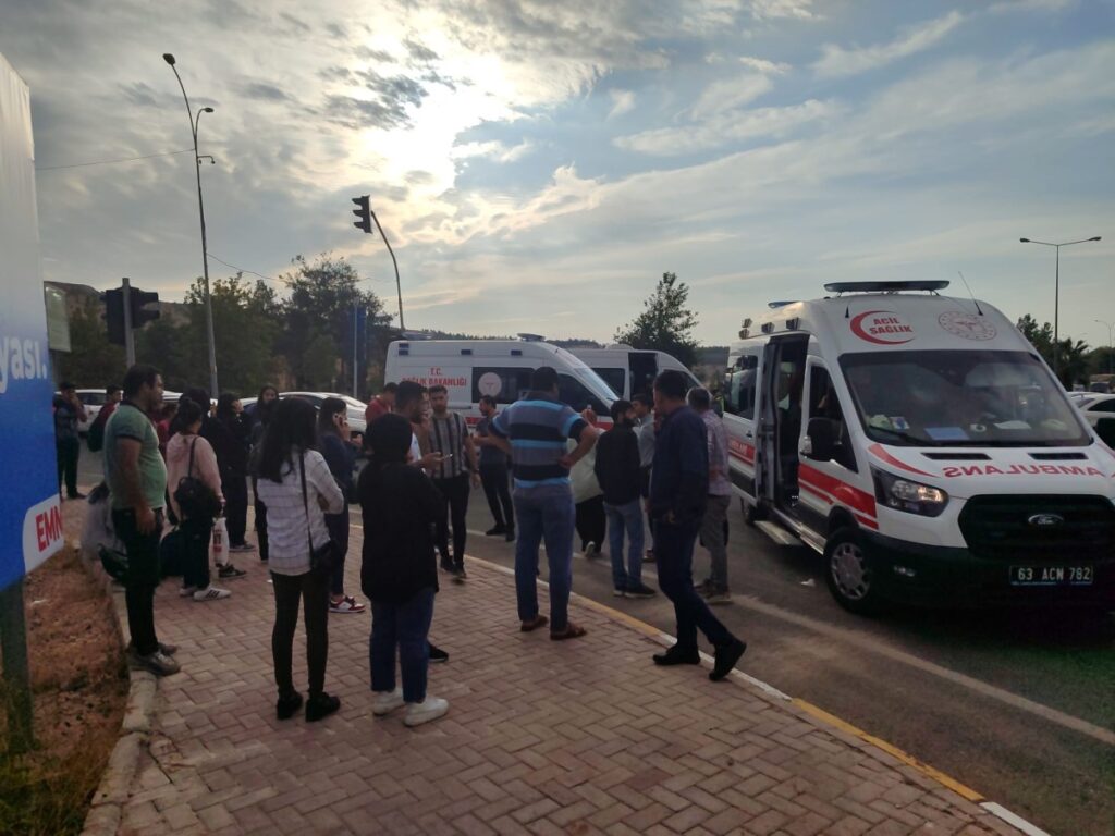 Şanlıurfa’da midibüs okul servisine çarptı Çok sayıda yaralı
