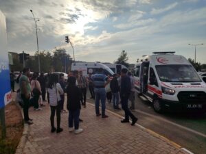 Şanlıurfa’da midibüs okul servisine çarptı Çok sayıda yaralı