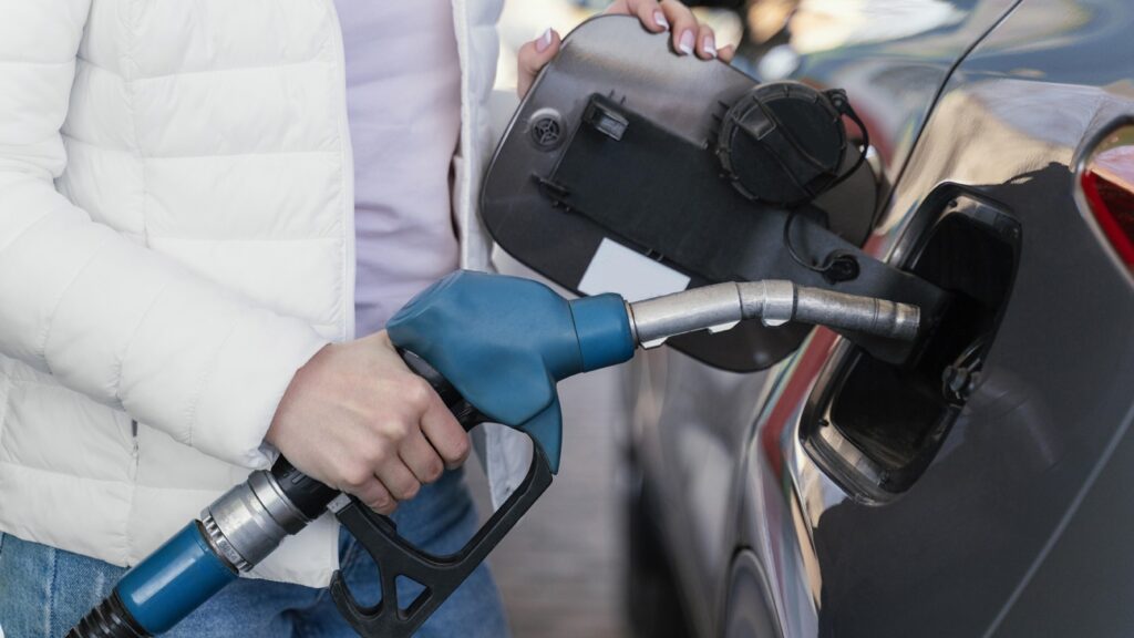 Akaryakıta ikinci indirim geldi