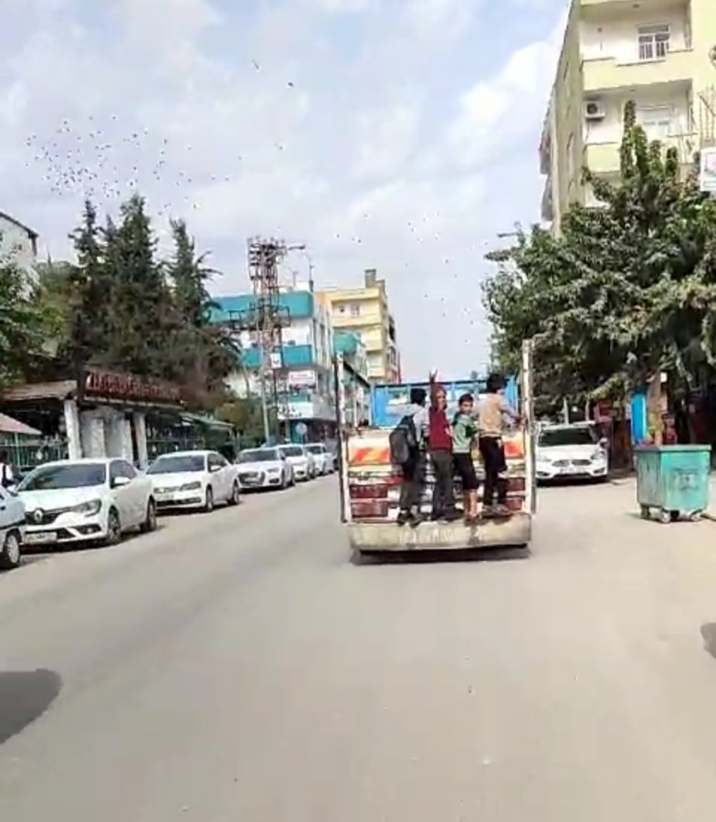 Akçakale’de öğrenciler yük kamyoneti kasasında tehlikeli yolculuk yaptı