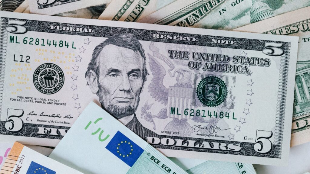 Dolar ve euroda yükseliş devam ediyor